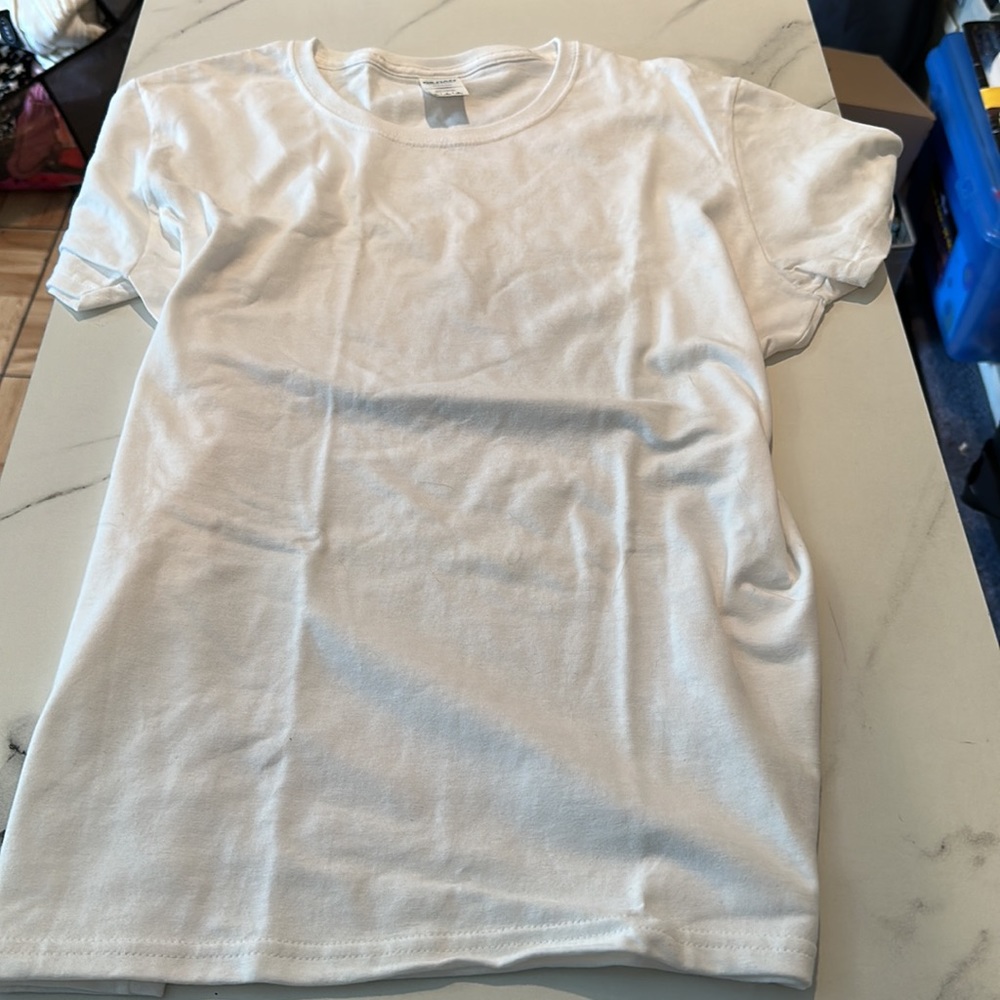 Set of 2 Gildan white cotton short sleeve tees, large